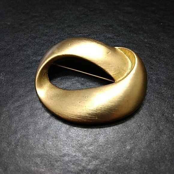**Final Sale** Vintage gold tone oval swirl brooch - Picture 4 of 7